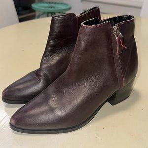 Topshop. Burgundy bootie. Pointed toe. Zip sides. Size 38.